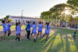 Amigos da Comunidade comemorando o bicampeonato da Copa Outubro Rosa de Itaqui