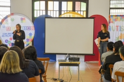 Juliana (E) e Taciane (D) apresentando as aes do Centro Regional da TEAcolhe