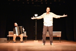 Renan Goulart e Eduardo Bicca no palco do teatro