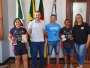 Prefeito recebe itaquienses campees da Maratona Eco Trail do Taim